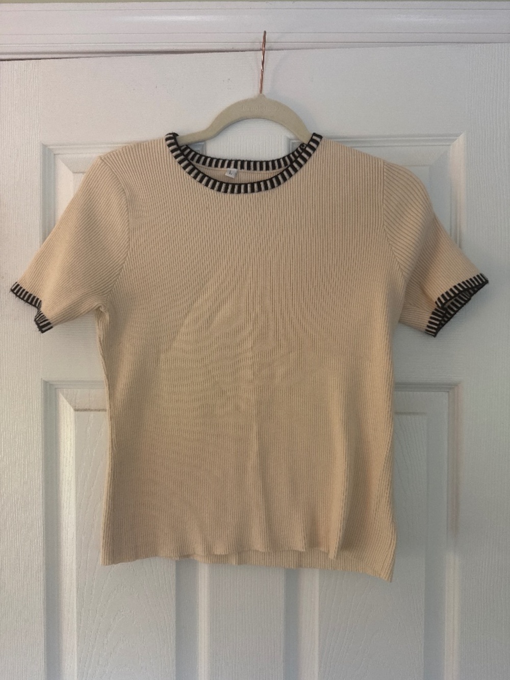Short sleeved light sweater material top